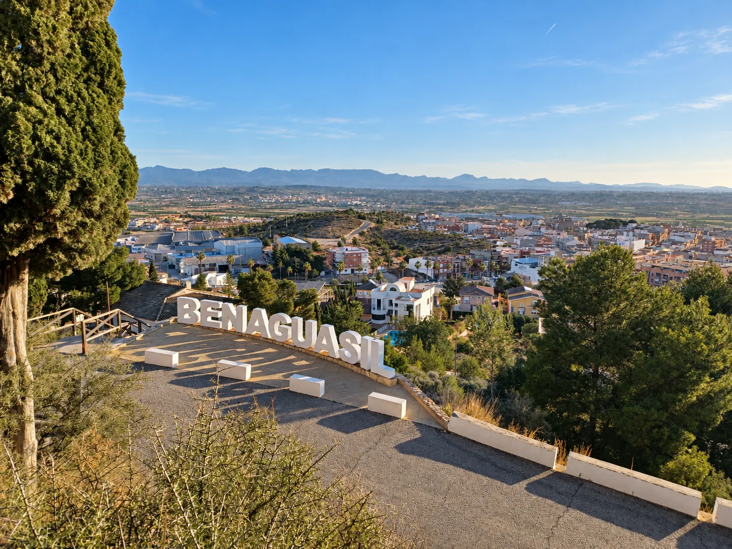 Vista de Benaguasil desde Montiel con el núcleo urbano y el territorio agrícola al fondo