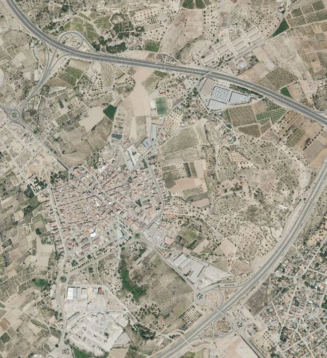 Ortofoto del entorno de Benissanó con núcleo urbano, carreteras y parcelas agrícolas