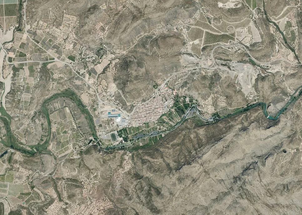 Ortofoto del entorno de Bugarra con núcleo urbano, meandros del Turia y relieve