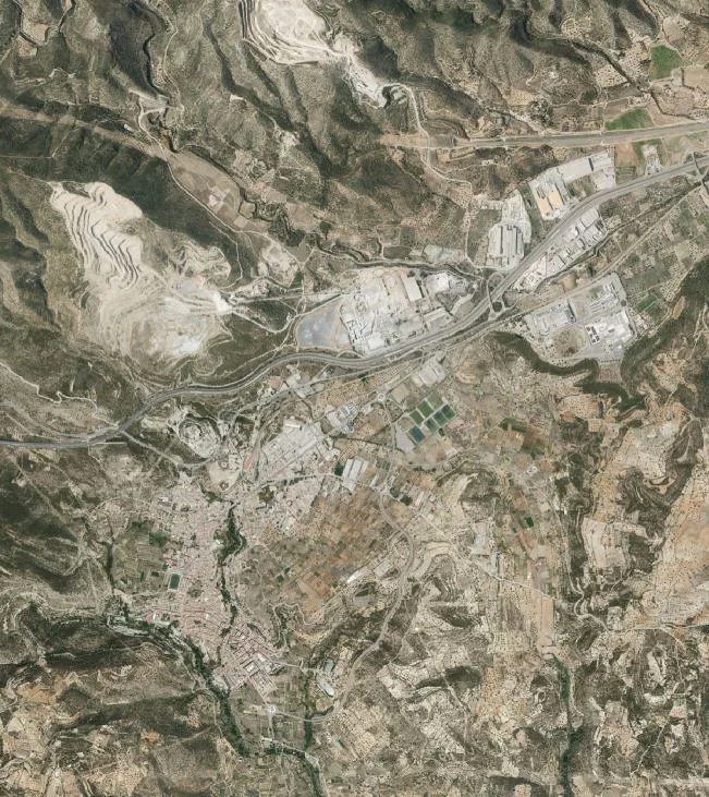 Ortofoto del entorno de Buñol con núcleo urbano, relieve y áreas industriales