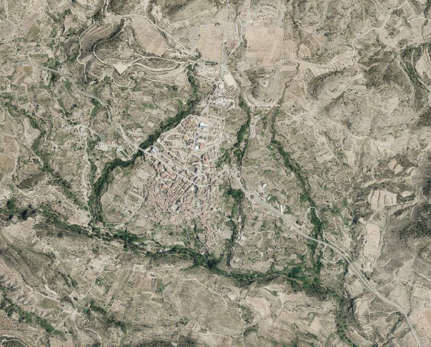 Ortofoto del entorno de Chelva con núcleo urbano, terrazas de cultivo y relieve