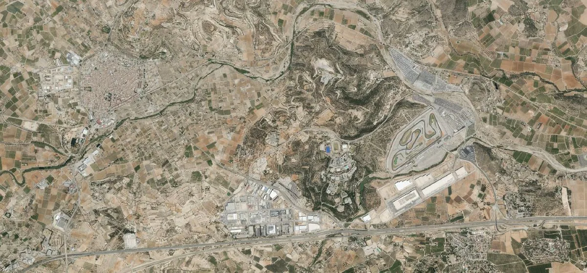 Ortofoto del entorno de Cheste con núcleo urbano, campos, carreteras y circuito