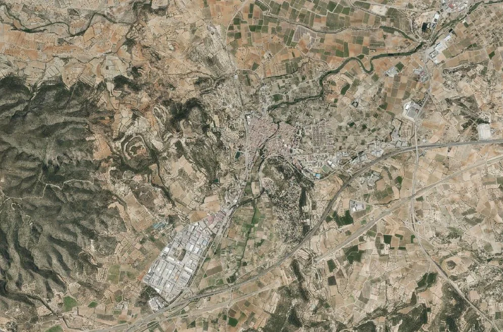 Ortofoto del entorno de Chiva con núcleo urbano, relieve, campos y áreas industriales