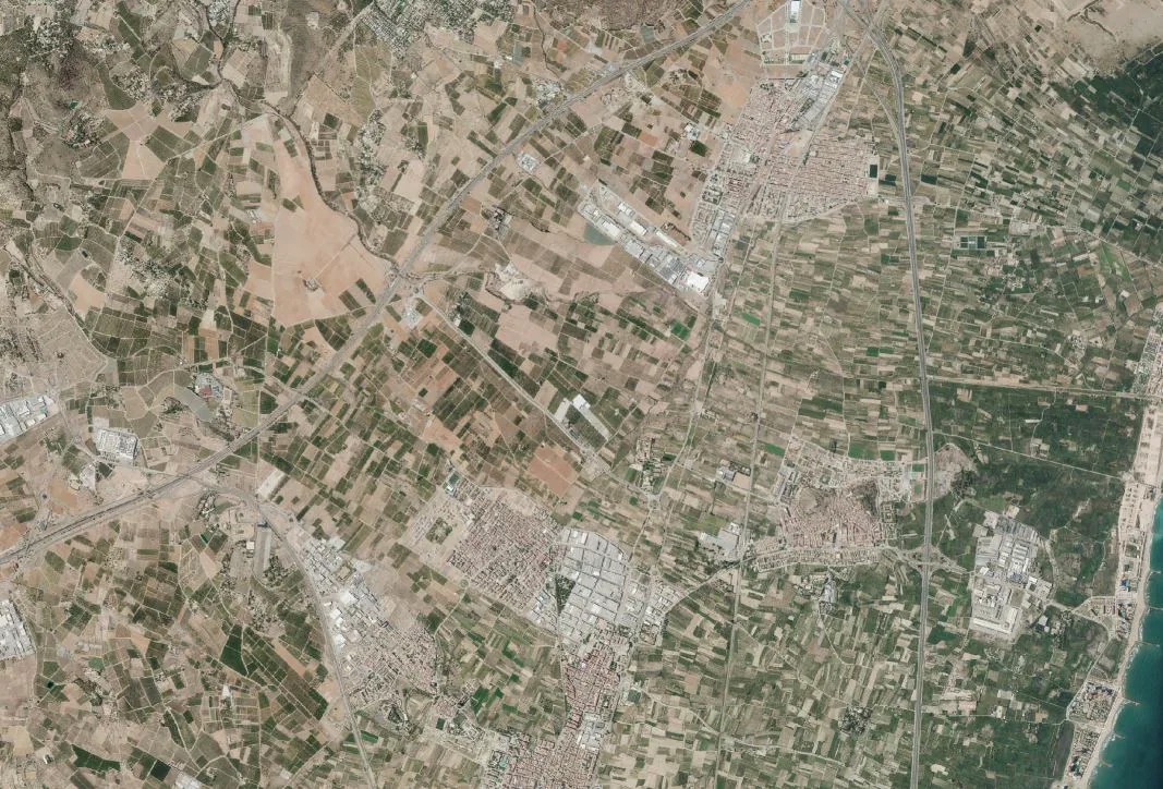 Ortofoto del entorno de El Puig de Santa Maria con núcleo urbano, huerta, carreteras y franja litoral