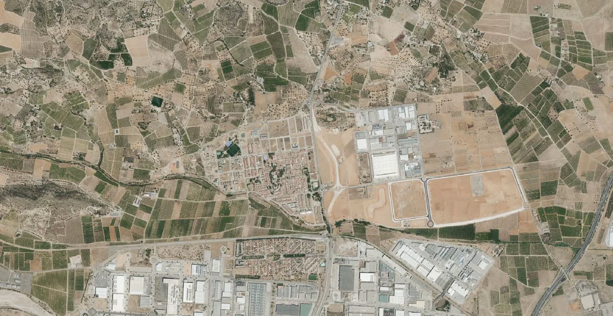 Ortofoto del entorno de Loriguilla con núcleo urbano, campos y áreas logísticas