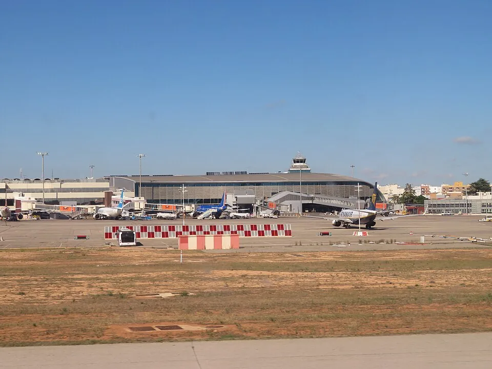 Terminal y plataforma del aeropuerto de Valencia en Manises