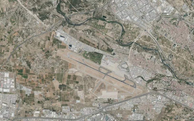 Vista aérea de Manises, el aeropuerto, el Túria y los espacios agrícolas del entorno