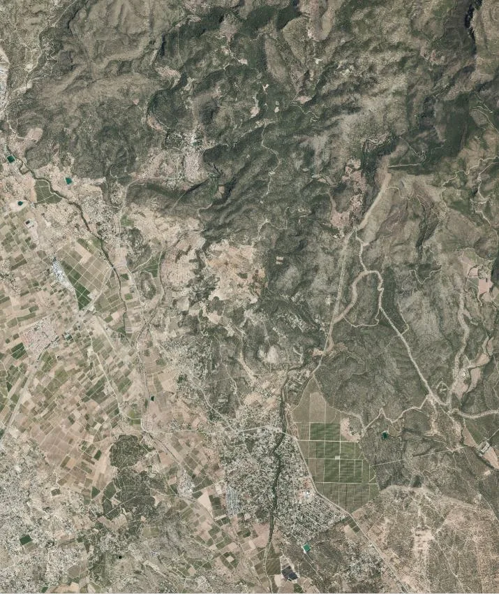 Ortofoto del entorno de Olocau con relieve de la Calderona, áreas residenciales y campos