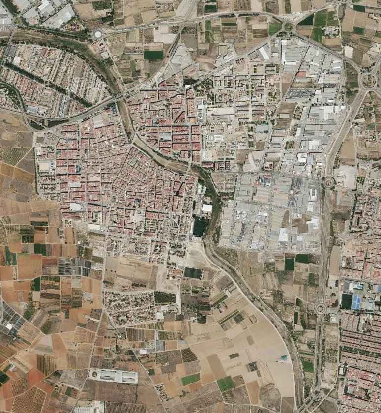 Ortofoto del entorno de Paiporta con núcleo urbano, barranco, áreas industriales y campos