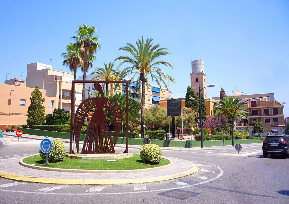 Rotonda con palmeras y edificios del núcleo urbano de Paterna