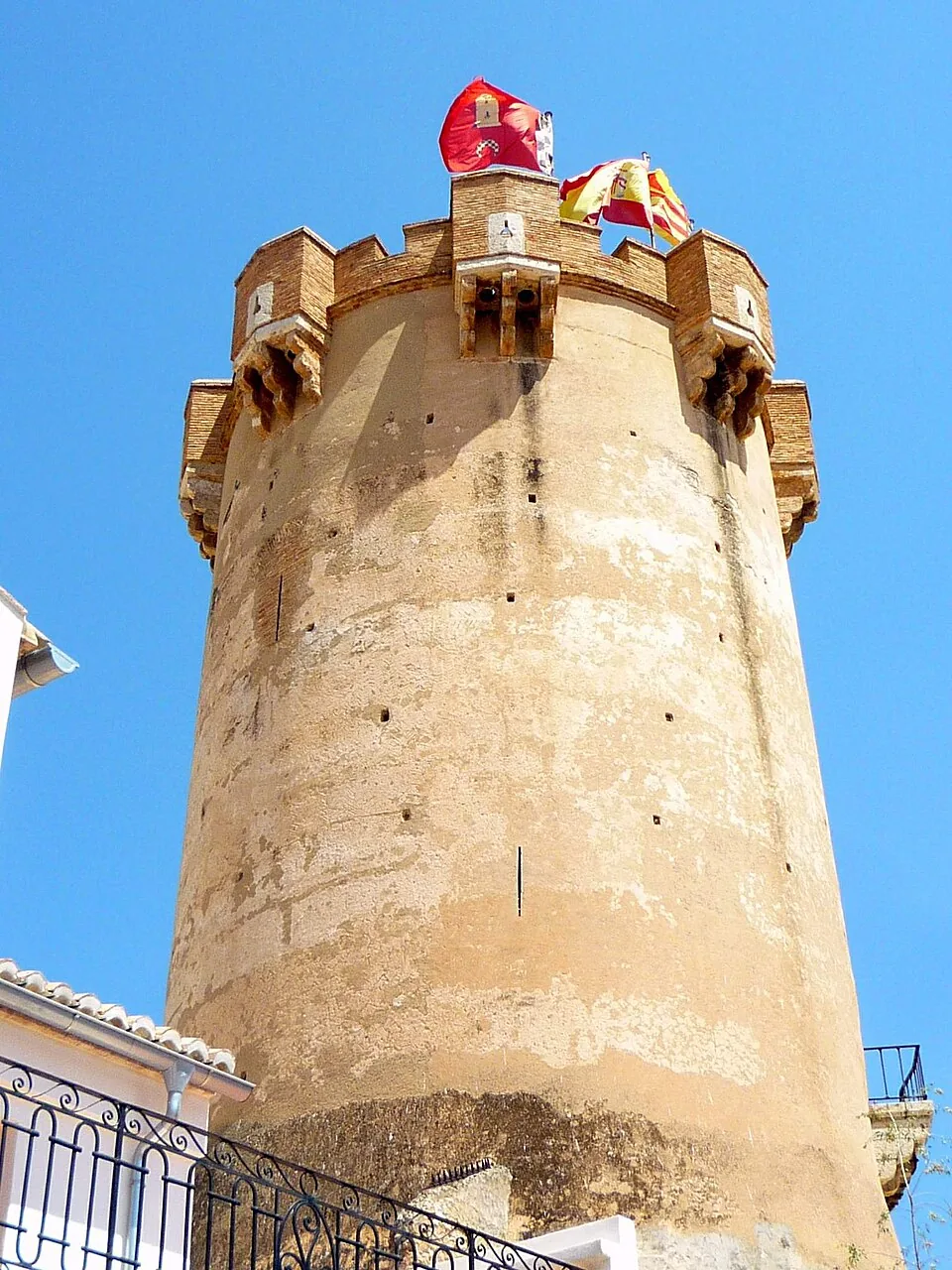 Vista vertical de la Torre de Paterna con su coronación y banderas