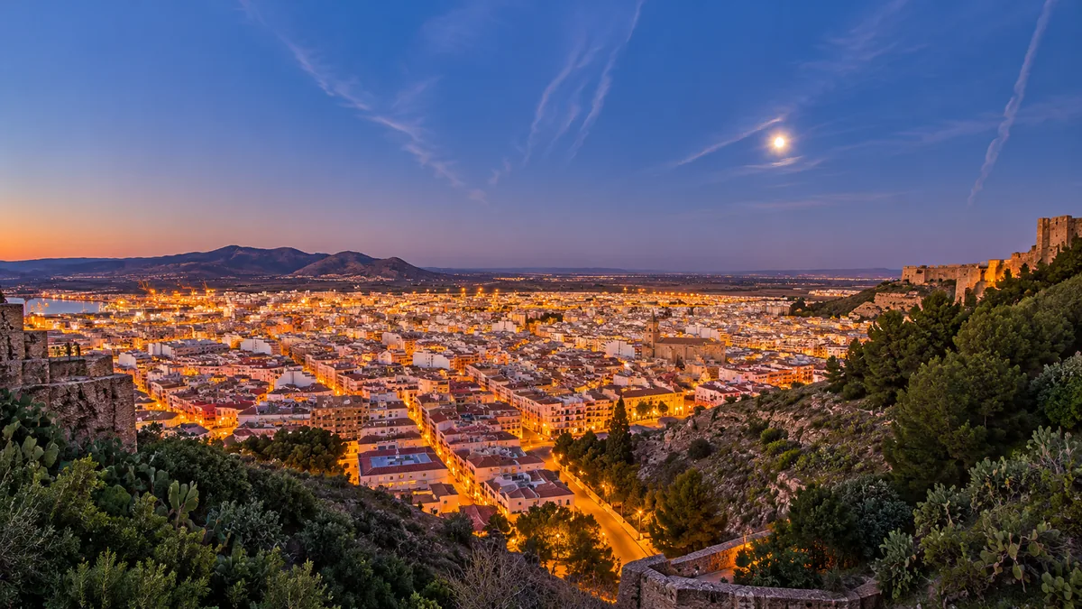 Panorámica de Sagunto al anochecer con el castillo y el núcleo urbano