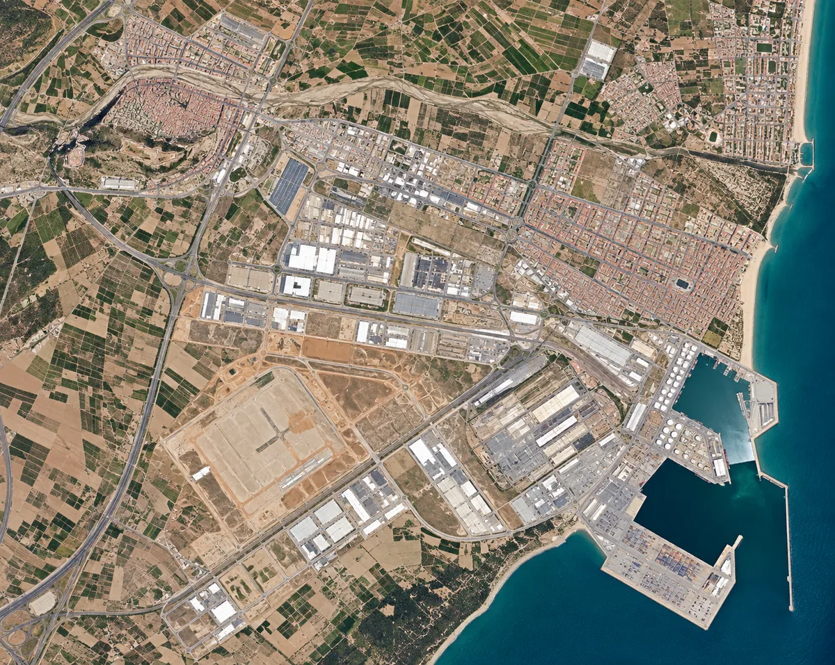 Vista aérea ilustrativa de Sagunto, Puerto de Sagunto y su entorno industrial y agrícola