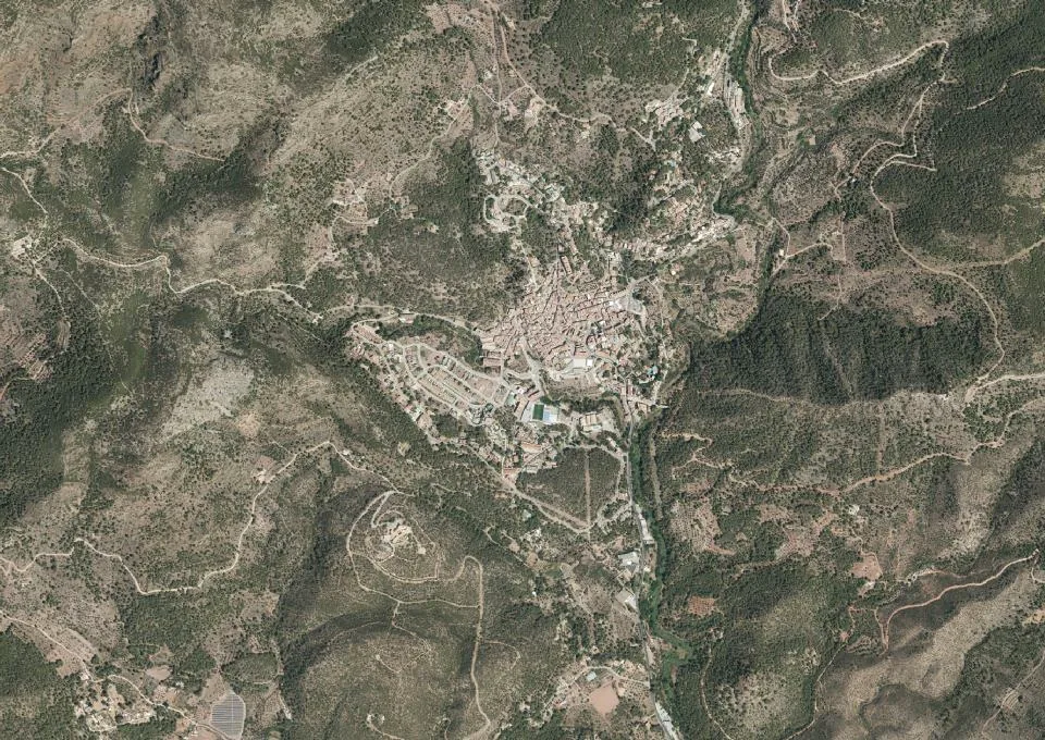 Ortofoto del entorno de Serra con núcleo urbano y relieve arbolado de la Calderona