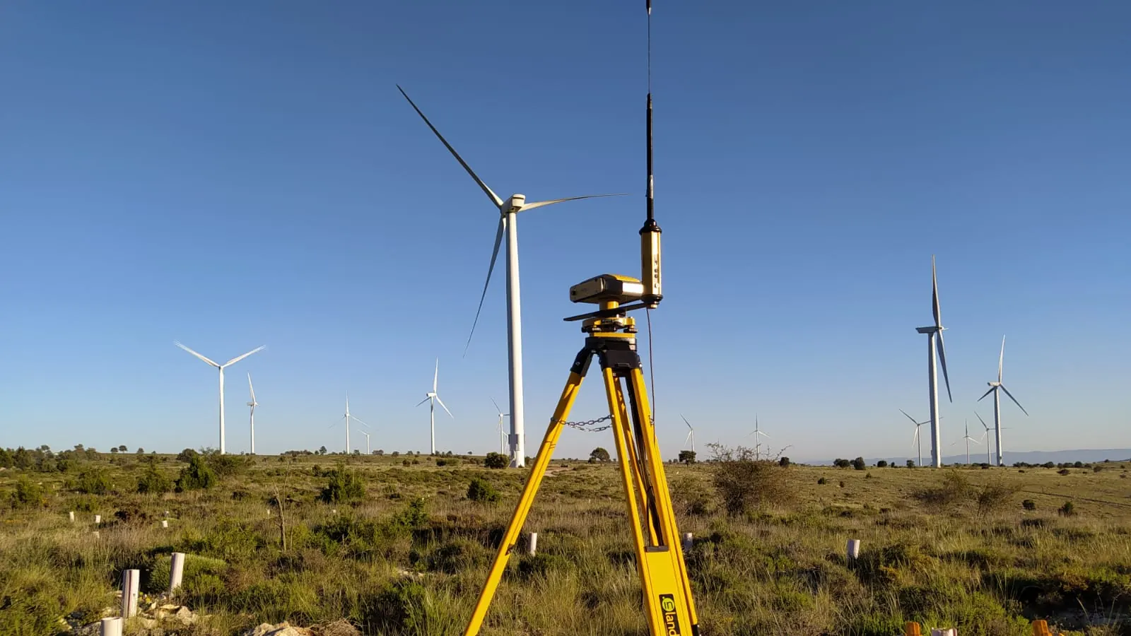 Equipo GNSS utilizado en un levantamiento topográfico de terreno