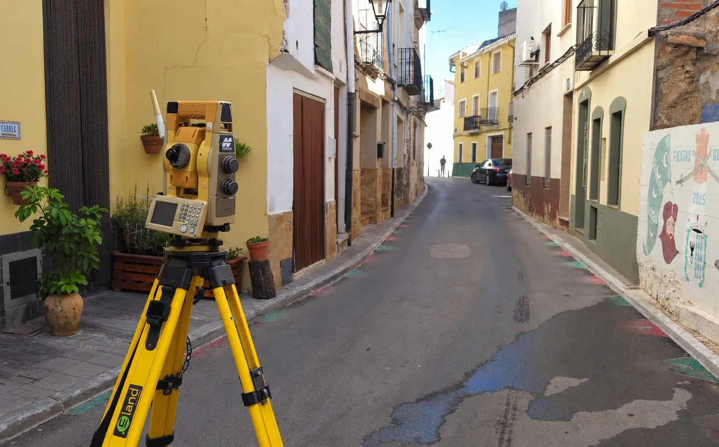 Estación total trabajando en una calle para mediciones y replanteos topográficos