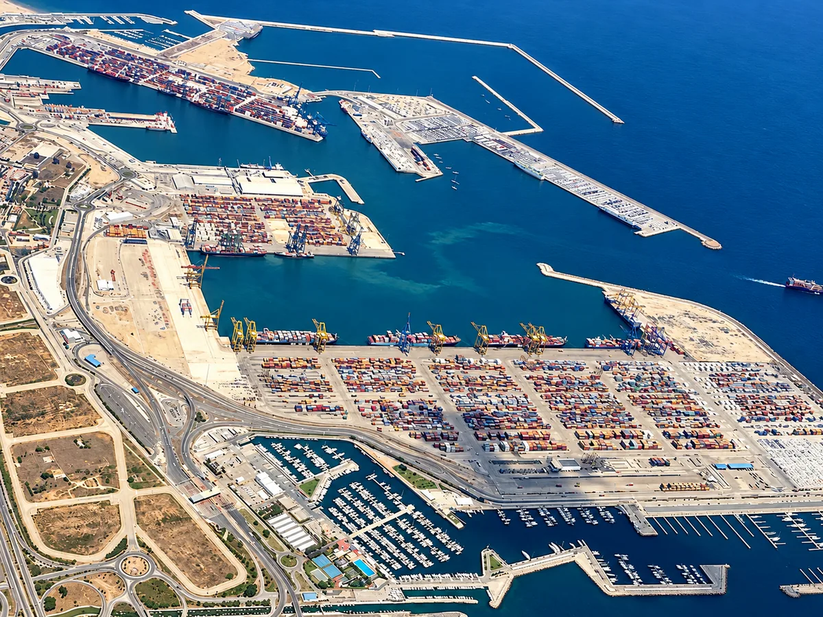 Vista aérea ilustrativa de los muelles y dársenas del Puerto de València