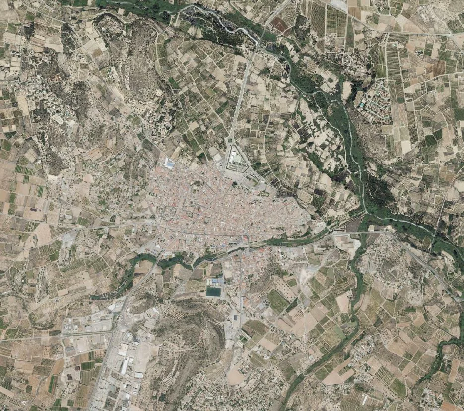 Ortofoto del entorno de Vilamarxant con núcleo urbano, parcelas agrícolas y corredor del Turia