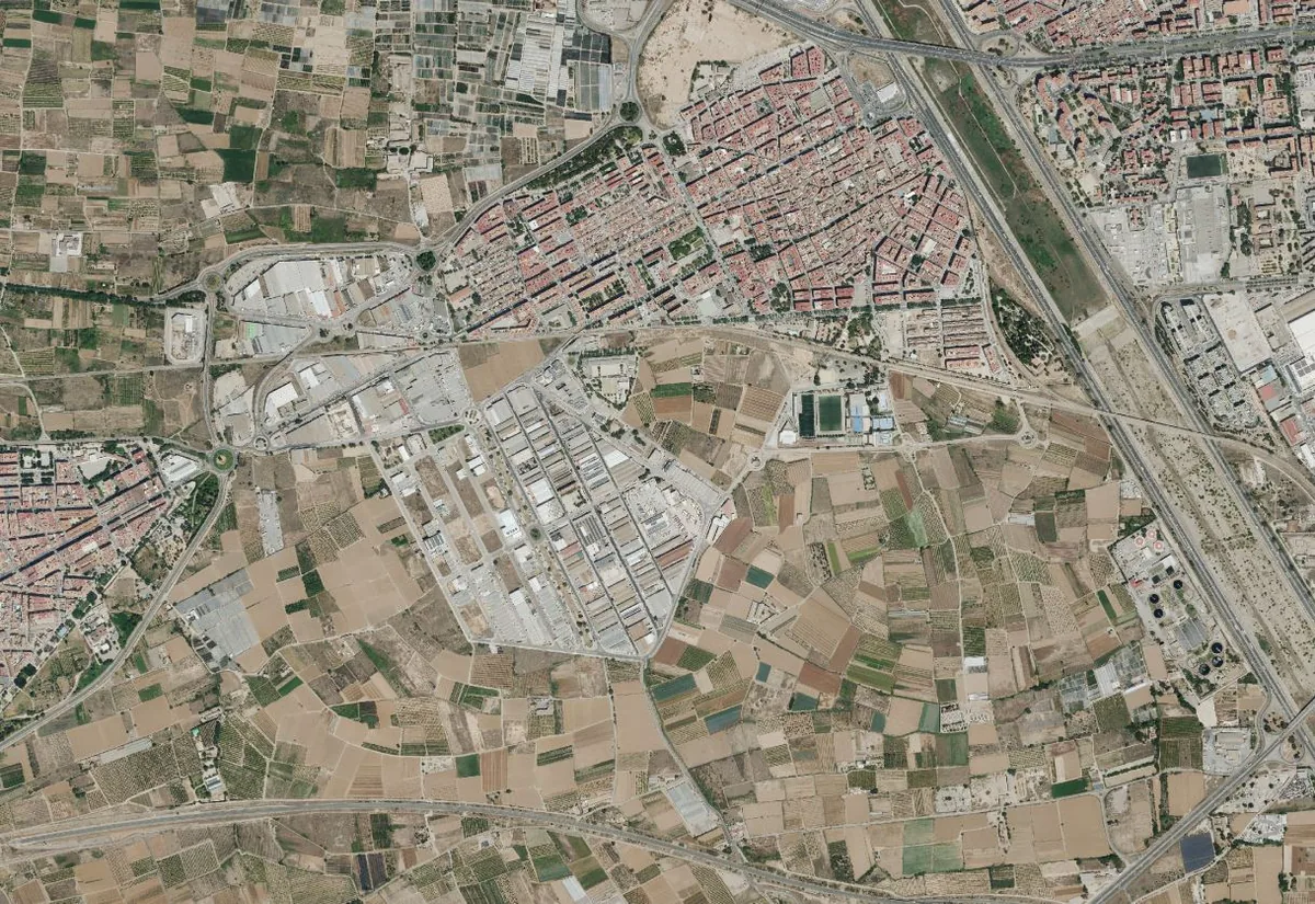 Ortofoto del entorno de Xirivella con núcleo urbano, naves, carreteras y huerta